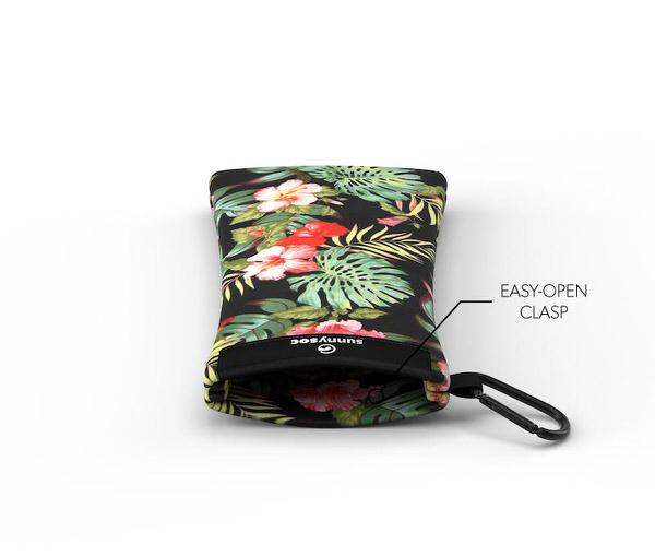 Offener Hawaiian Sunnysoc mit Karabinerhaken. Das Muster zeigt tropische Blumen und Blätter auf schwarzem Grund.