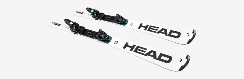 Weisse Head WCR e-SL Rebel FIS Ski mit montierter Freeflex 14 Bindung, liegen parallel auf hellem Hintergrund.