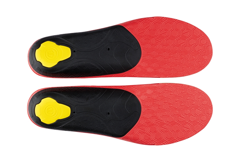 Rote Sidas Winter Skisohlen Zwei rote Sidas 3Feet Eco Winter High Skisohlen, Rückseite mit schwarzer Fersenstütze und gelbem Element.