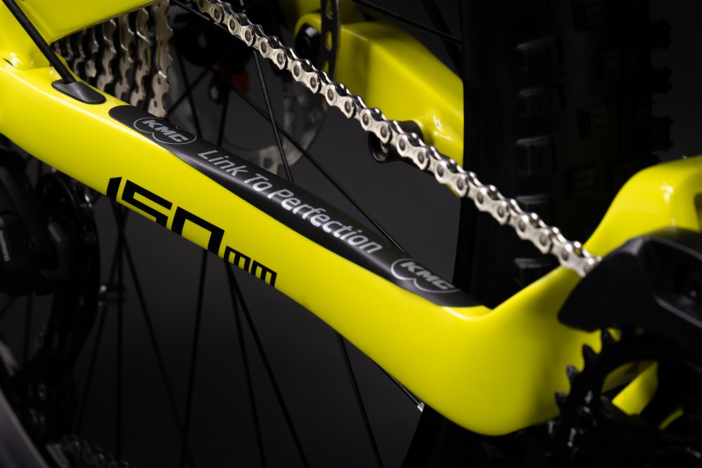 Gelber Muret E-MTB-Rahmen Detailaufnahme von gelbem Muret 2 E-MTB-Rahmen mit Kette und 150mm Federweg-Markierung.