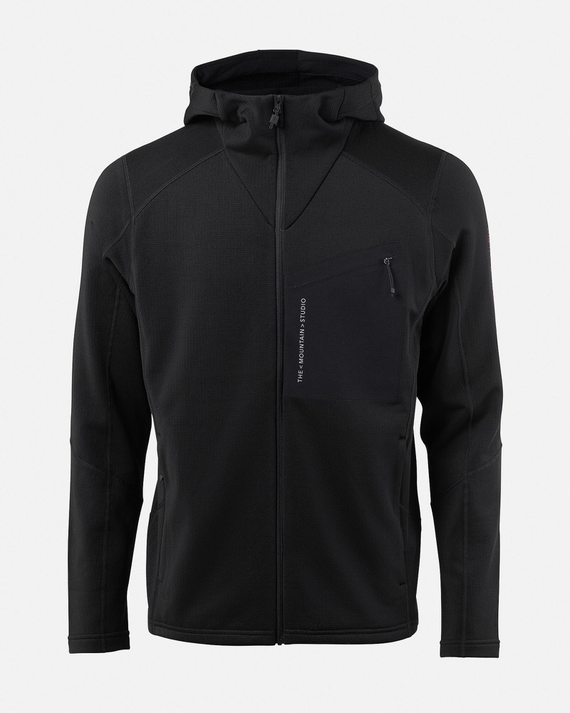 Schwarze Kapuzenjacke mit Reißverschluss und Brusttasche. Aufdruck: THE MOUNTAIN STUDIO.