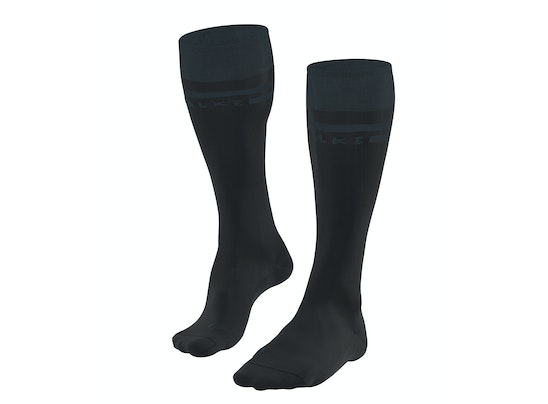 Zwei schwarze FALKE SK7 Race Skiing Kniestrümpfe, Frontansicht, mit Logo am oberen Schaft.