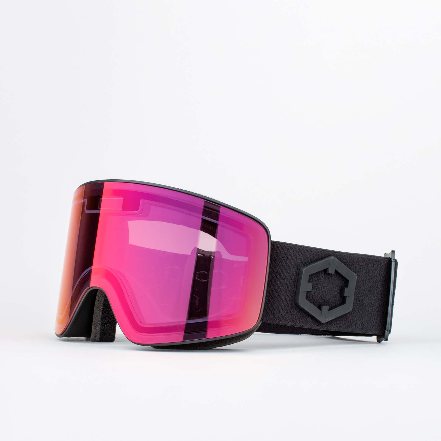 Skibrille Electra 2, rote Irid-Linse, schwarzer Rahmen und Band, Detailansicht auf hellem Hintergrund.