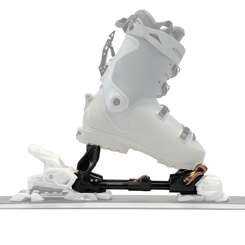 Ski-Touren Adapter: Ski-Schuh montiert auf Adapter, der in eine Alpinbindung eingesetzt ist. Detailaufnahme.