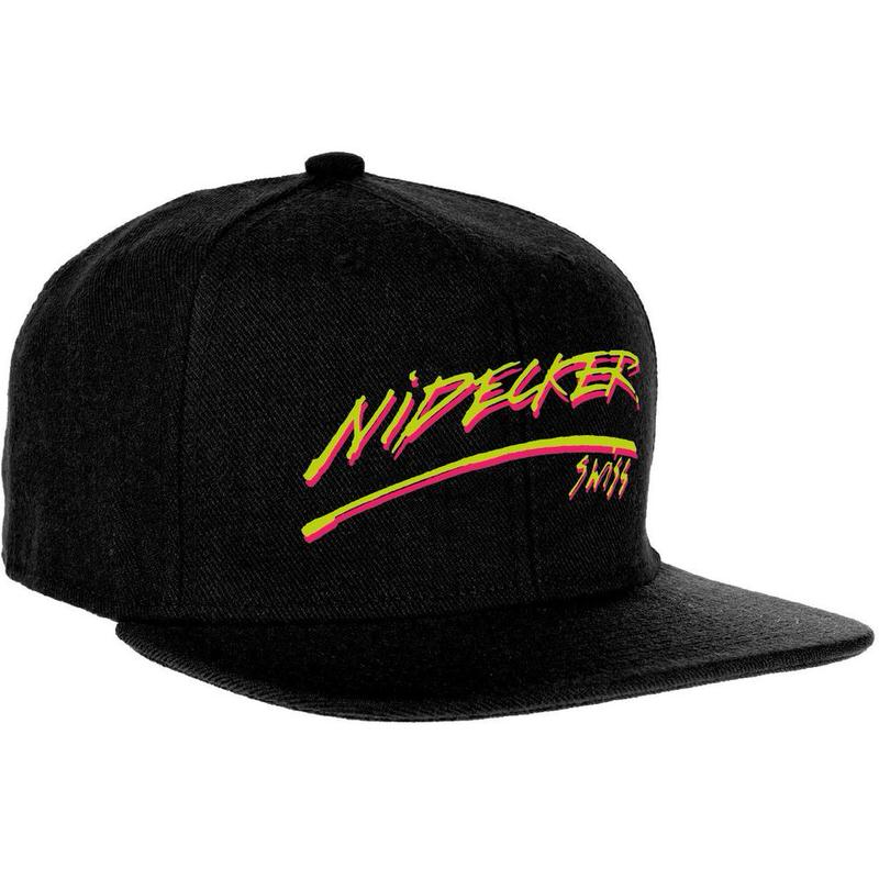 Schwarze Nidecker Cap mit neonfarbenem Logo-Schriftzug.