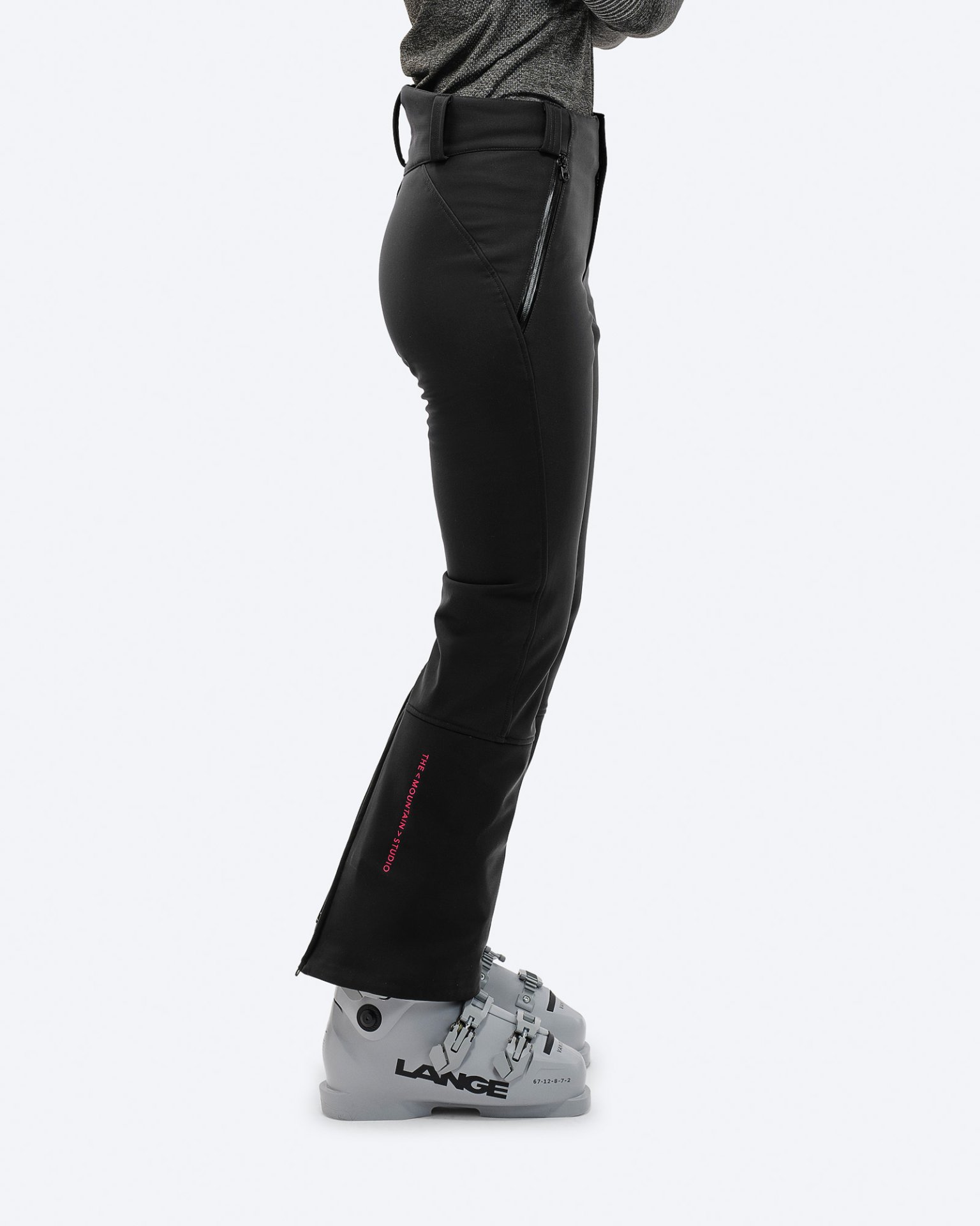 Schwarze Ski Hosen Eine Person in schwarzer P-4 W 2L Stretch Ski Pants mit Skischuhen, seitliche Ansicht.