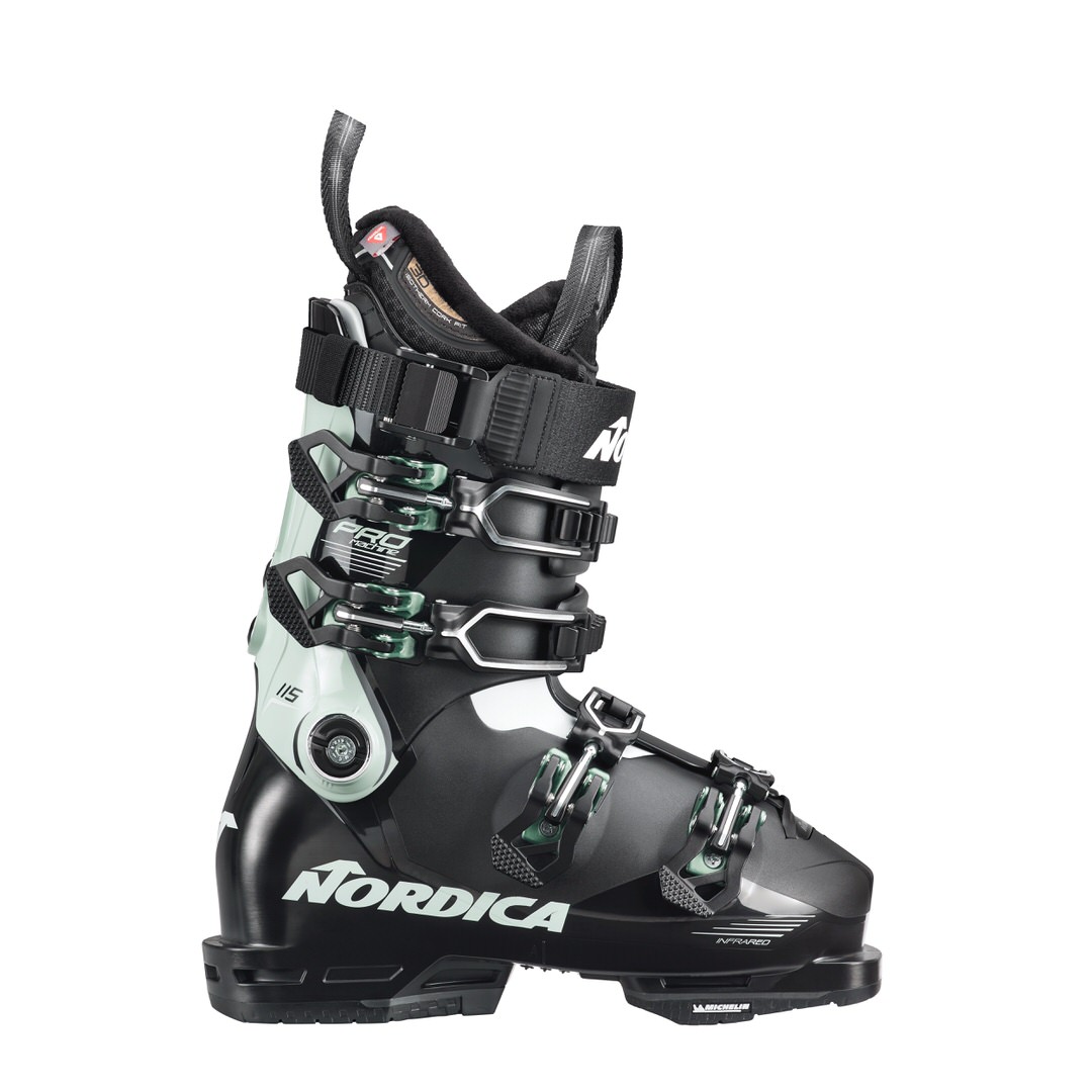 Nordica Pro Machine 115 Schwarzer Nordica Pro Machine 115 Damen Skischuh mit Schnallen und Innenschuh von der Seite.