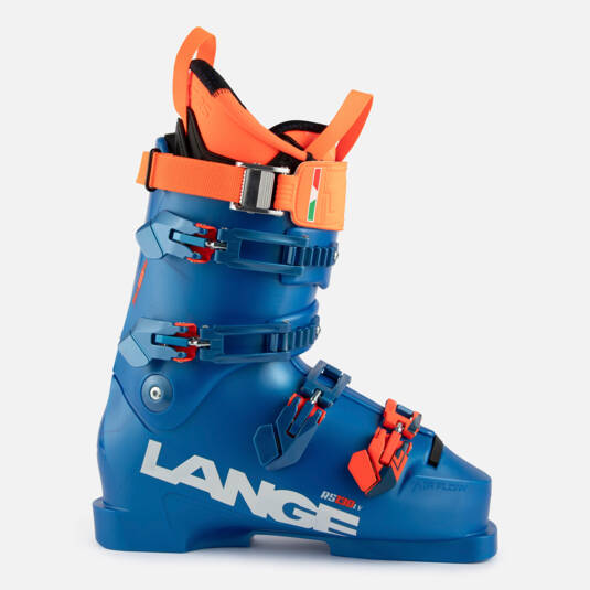 Blauer Skischuh RS 130 LV Blauer Lange RS 130 LV Skischuh, seitliche Ansicht. Orangefarbene Akzente an Schnallen und Manschette.