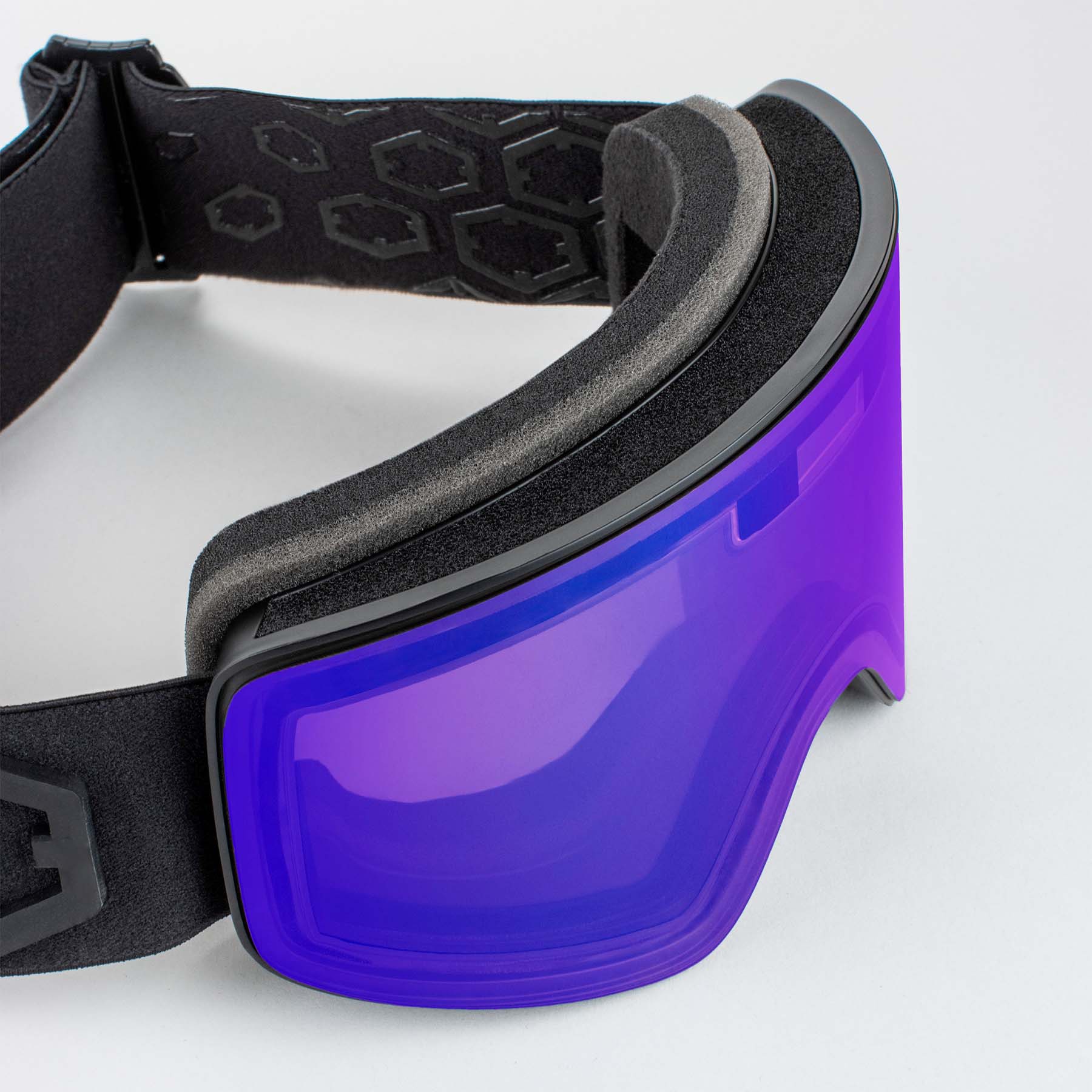 Nahaufnahme der Outof Electra 2 Skibrille mit Irid Blue Linse. Schwarzes Band und Polsterung sind auch sichtbar.