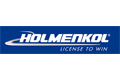 Blaues Holmenkol-Logo mit geschwungenem Akzent über dem Schriftzug und dem Slogan "License to Win".

