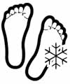 Zwei Fußabdrücke, einer mit einer Schneeflocke daneben, in Schwarz-Weiß. Zeigt kalte Füße.
