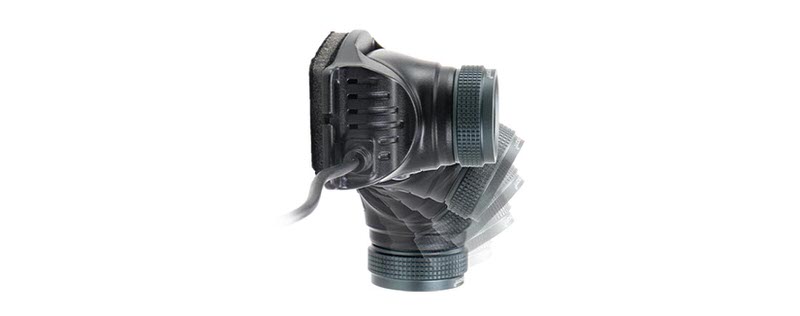 Suprabeam V3 Stirnlampe Nahaufnahme der drehbaren Suprabeam V3 air rechargeable Stirnlampe mit Stirnband, dunkelgrau anthrazit, vor weißem Hintergrund.