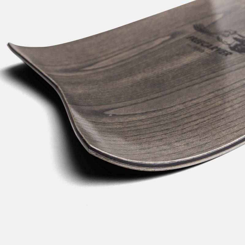 Detailansicht des Jones Freecarver 9000s Snowboards, Fokus auf Holzfurnier-Oberfläche und Kante.