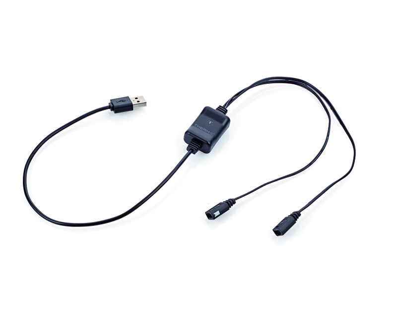 Schwarzes USB-Ladegerät mit zwei Anschlüssen und Kabel auf weißem Grund.