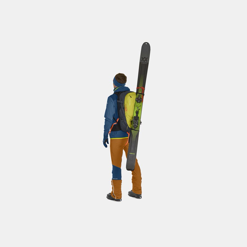 Ortovox Avabag Litric Tour 30 Person mit Ortovox Avabag Litric Tour 30 Lawinenrucksack und Skiern auf dem Rücken.