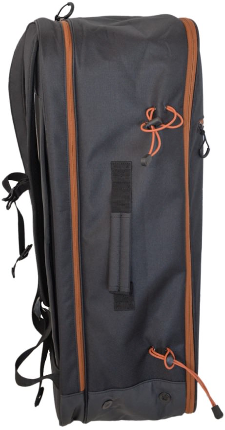 Schwarzer Schneeschuh Rucksack mit braunen Reißverschlüssen und Kordeln, seitliche Tragegurte und Tragegriff.