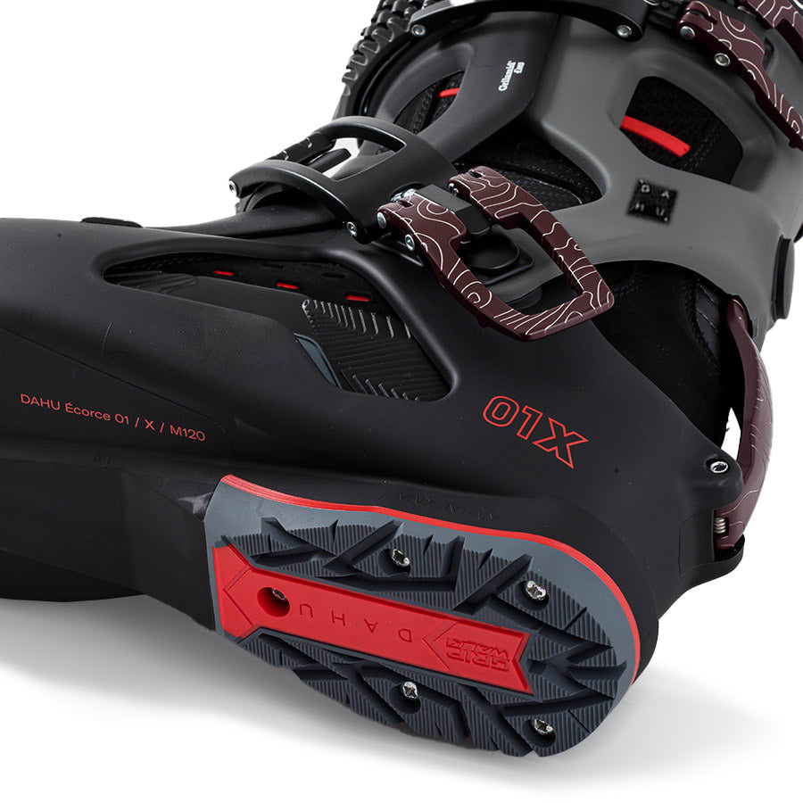 Dahu Ecorce Skischuh Nahaufnahme Dahu Ecorce 01X Skischuh: Schwarz, rote Akzente, Schnallen und Sohle mit Grip Walk.