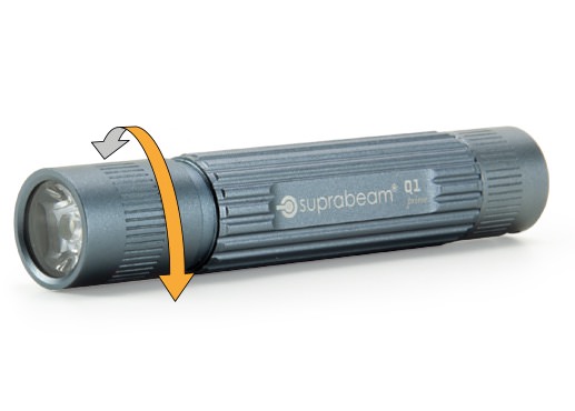 Dunkelgraue Suprabeam Q1 prime Taschenlampe mit Pfeil, der Drehung des Lampenkopfes andeutet.