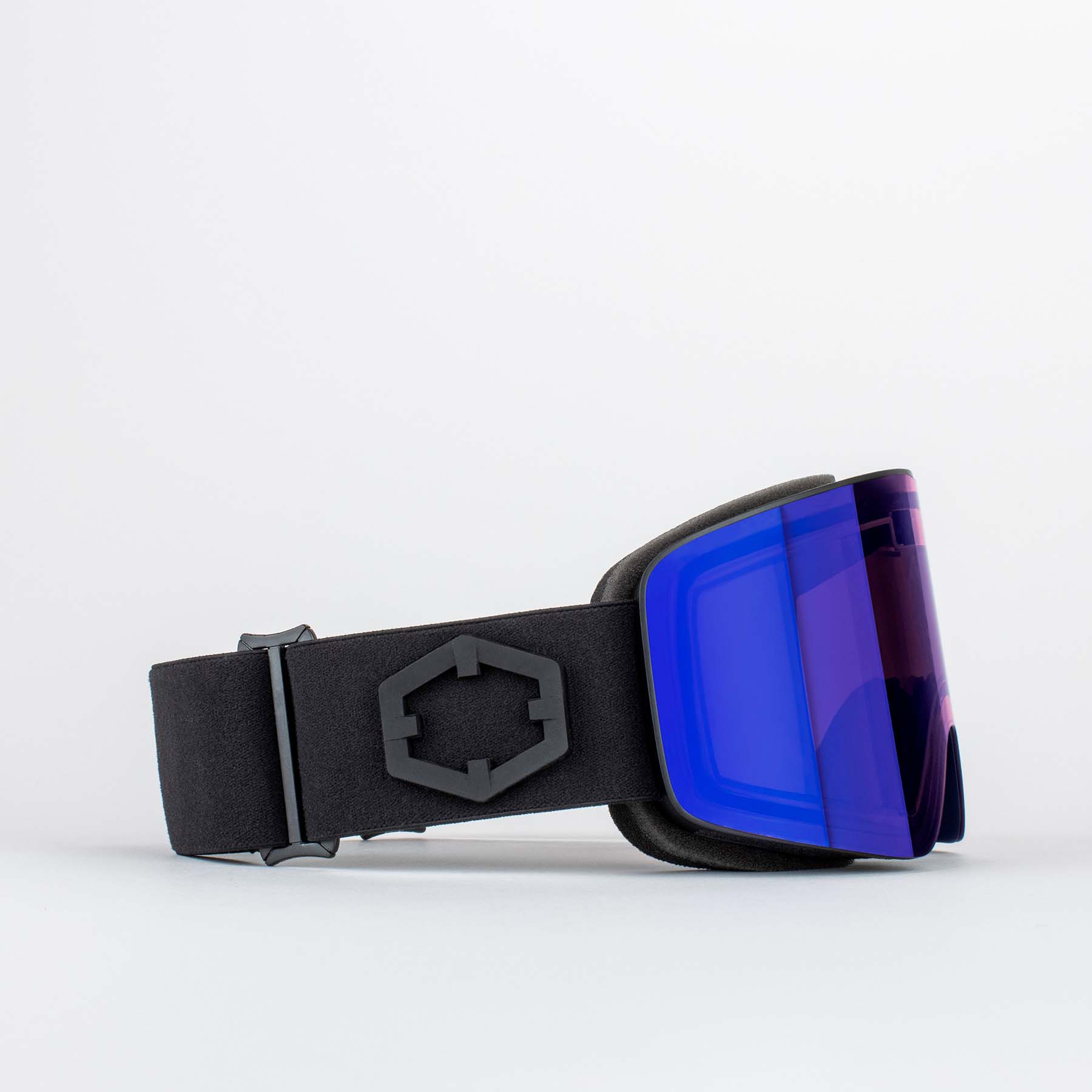 Seitliche Ansicht der Outof Electra 2 Skibrille mit blauer Irid Linse und schwarzem Band.