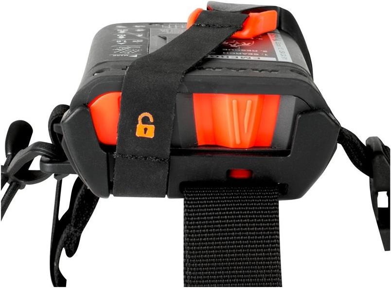 Nahaufnahme des Mammut Barryvox S LVS-Geräts. Das Gerät ist schwarz mit orangen Akzenten und einem schwarzen Riemen mit Schloss-Symbol.