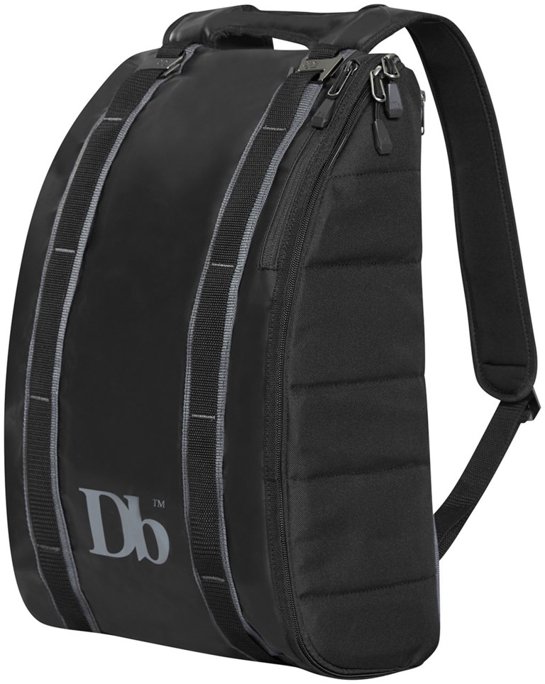 Schwarzer Douchebags The Base 15L Rucksack mit Tragegriff und Gurten, seitliche Reißverschlüsse und graues Logo.