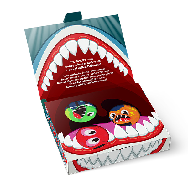 Offene Geschenkbox "Socks of the Deep" mit drei gerollten, farbenfrohen United Oddsocks im Inneren.