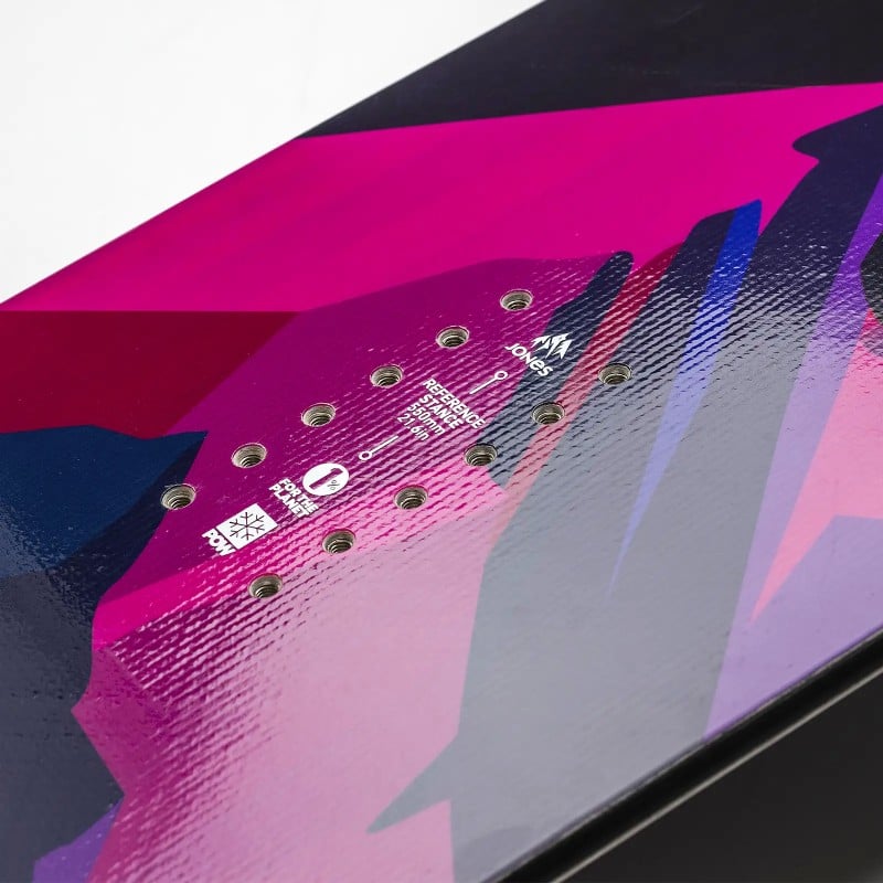 Jones Airheart 2.0 Snowboard Nahaufnahme des Jones Airheart 2.0 Snowboards, zeigt Montagebohrungen und Grafikdetails.