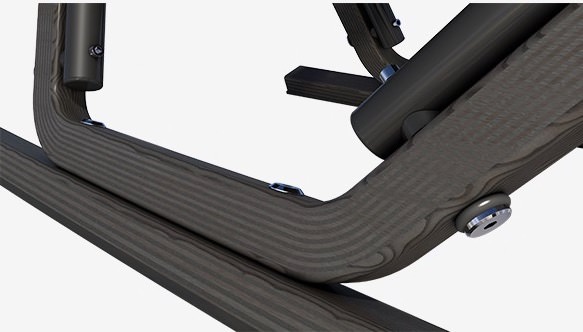 Detailaufnahme vom Mach Black Hawk Schlitten: Fokus auf Holzrahmen, Kufen und Verbindungselemente.