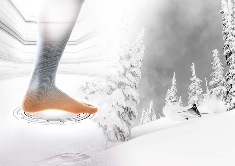 Eine stilisierte Darstellung eines Fußes über einer verschneiten Landschaft mit Skifahrer und Bäumen.