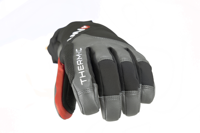 Nahaufnahme eines Therm-ic Freeride Extra Warm Handschuhs in Grau, Schwarz und Rot mit dem Markennamen.
