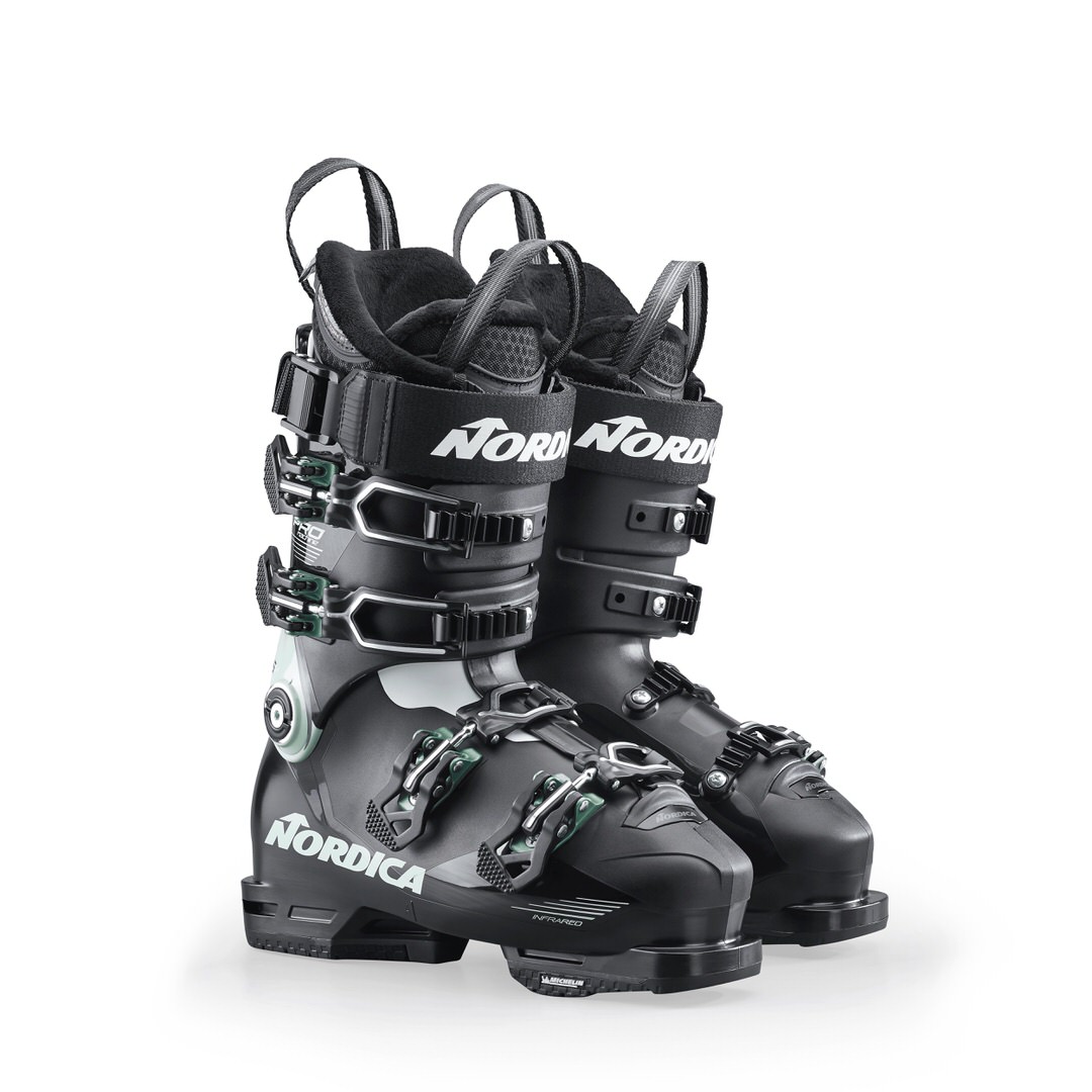 Schwarze Nordica Skischuhe Schwarze Nordica Pro Machine 115 Women Skischuhe mit Schnallen, von vorne auf weißem Grund.