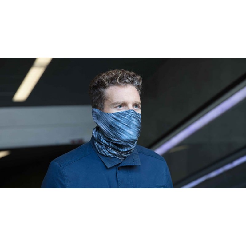 Ein Mann trägt einen grauen Buff Filter Tube, der Mund und Nase bedeckt.