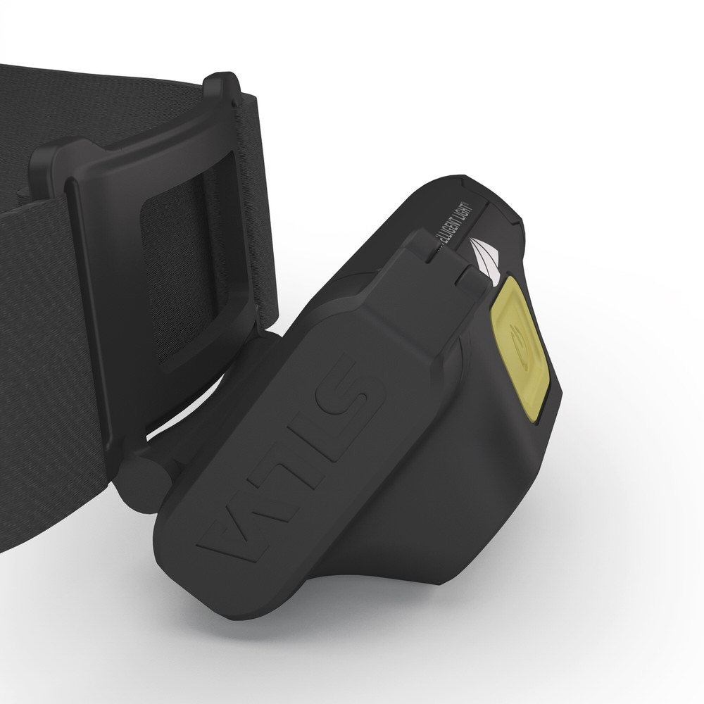 Schwarze Silva Scout 3 Stirnlampe mit breitem Stirnband, gelbem Knopf und dem Schriftzug "Silva Intelligent Light".