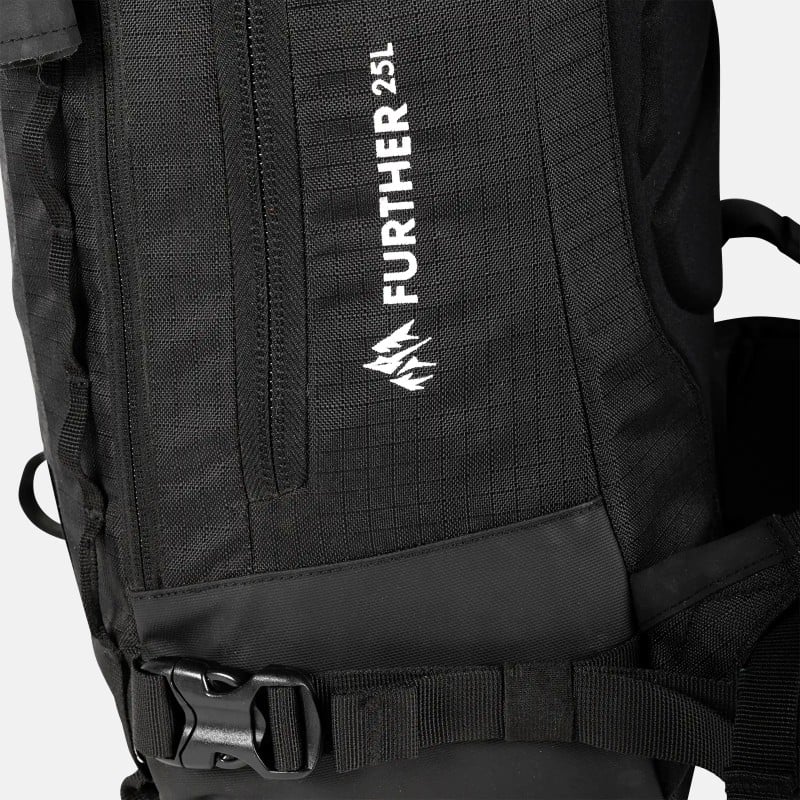 Schwarzer Jones Backpack Detailansicht des schwarzen Jones Further 25L Backpacks mit weißem Aufdruck und Reißverschluss.