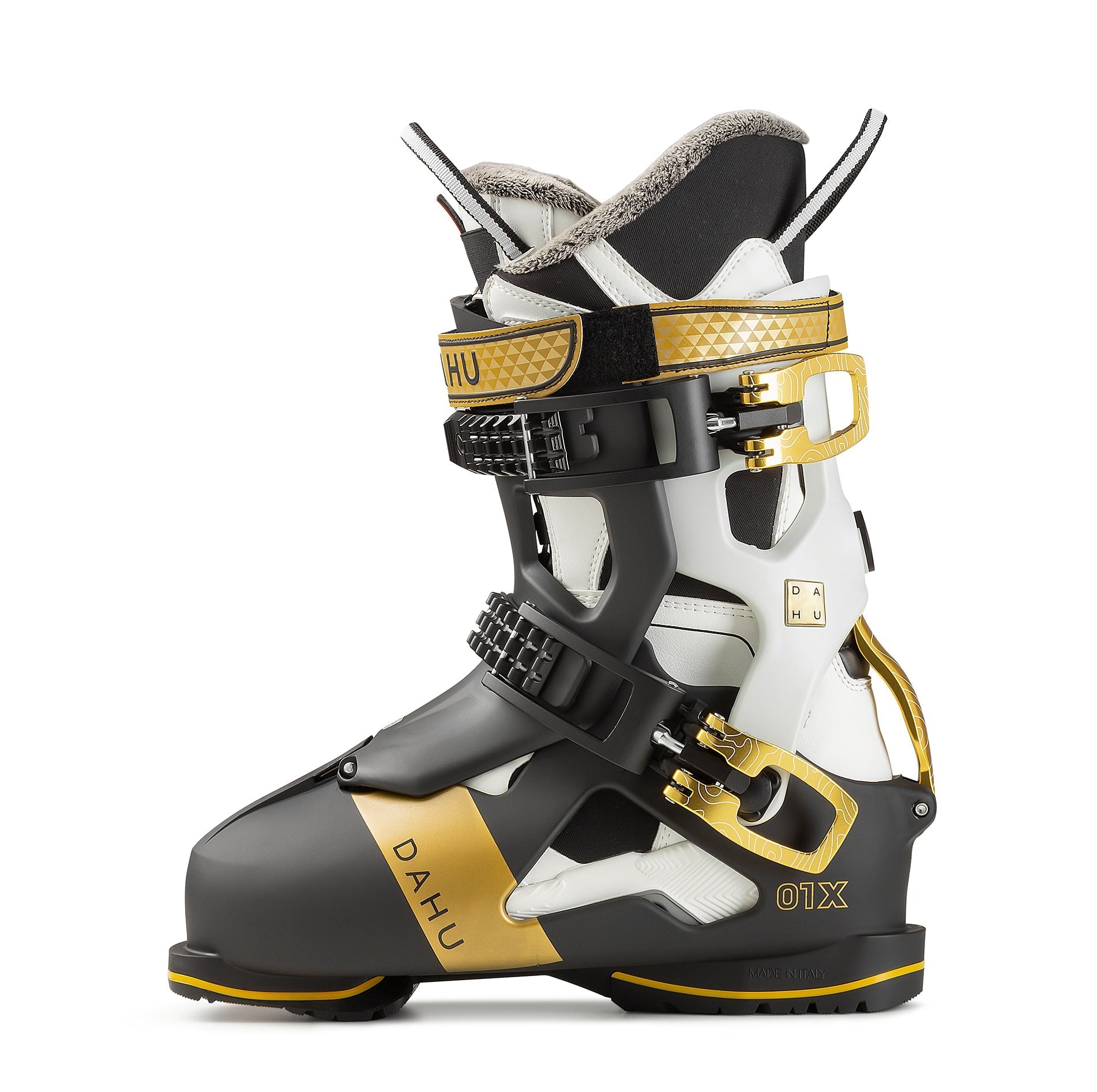 Schwarzer Dahu Ecorce 01X Skischuh mit weißen Elementen und goldenen Schnallen, seitliche Ansicht.