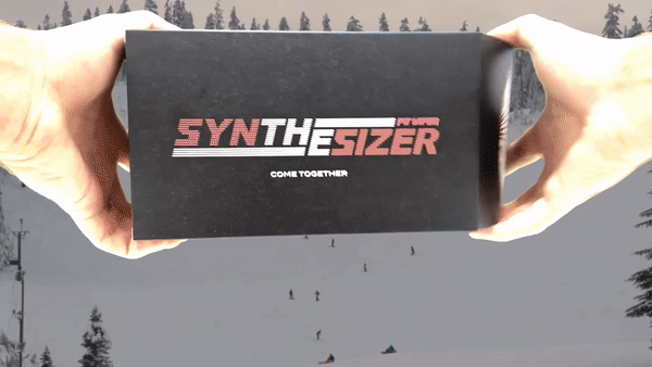 Nahaufnahme der "Synthesizer" Sonnenbrillen-Verpackung vor einer verschneiten Landschaft.