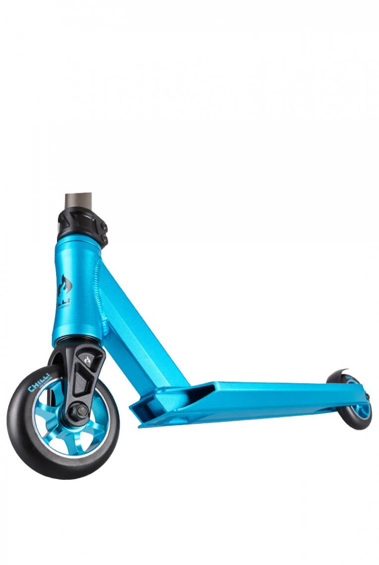 Blau-schwarzer Chilli Pro 3000 Scooter von der Seite, mit Aluminium Deck und Rädern.