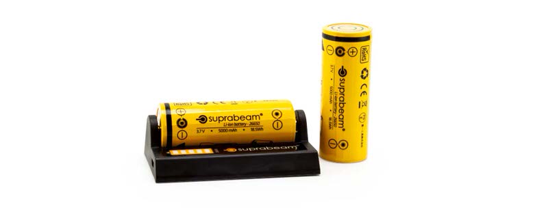 Batteries jaunes Suprabeam Q7xrs : une batterie est placée dans un chargeur, l'autre à côté.