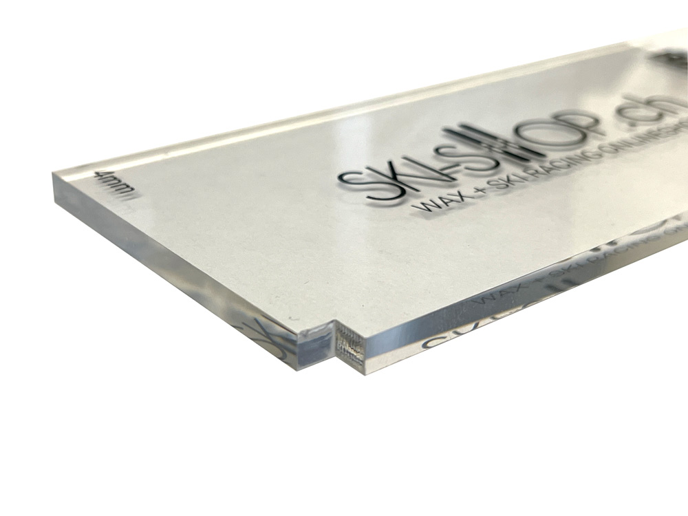 Plexiglas-Klinge 4mm Nahaufnahme einer transparenten 4mm Plexiglas-Klinge für Skiwachs, mit Logoaufdruck.