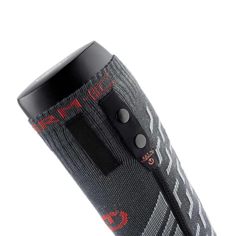 Thermic Ultra Warm Socke Detailaufnahme einer Thermic Ultra Warm Performance Socke mit S-Pack Akku. Bedienelemente und Ziernähte sind sichtbar.