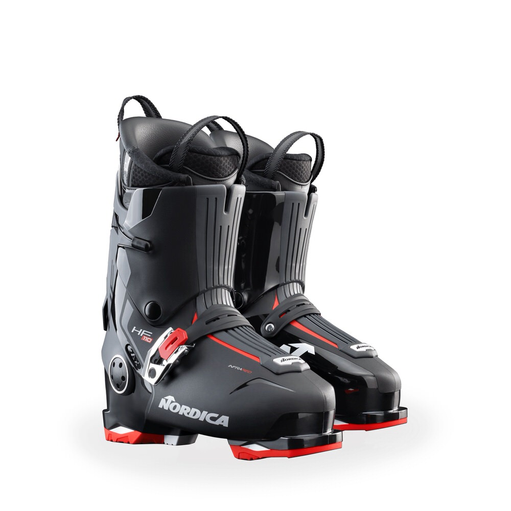 Nordica HF 110 Skischuhe Zwei schwarze Nordica HF 110 GW Skischuhe mit roten Akzenten stehen vor einem weißen Hintergrund.