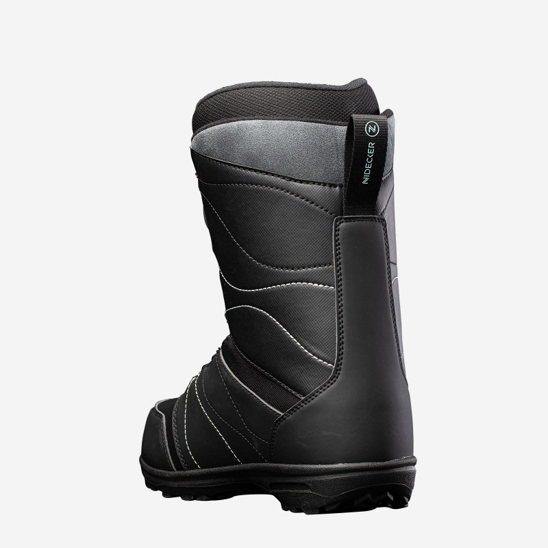 Nidecker Maya Snowboardboot Schwarzer Nidecker Maya Snowboard Boot von hinten, mit grauer Manschette und weißer Naht.