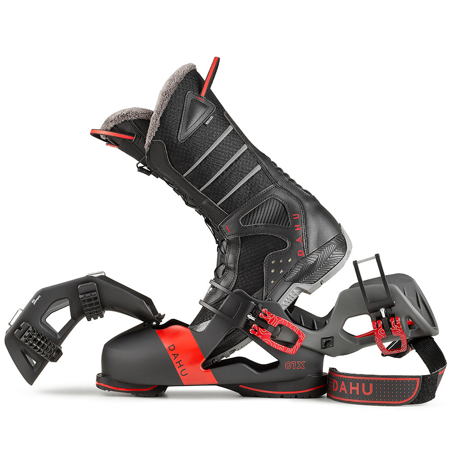 Dahu Ecorce 01X Skischuh Dahu Ecorce 01X Skischuh in Schwarz-Rot, offene Konstruktion, Innenschuh sichtbar, seitliche Ansicht.