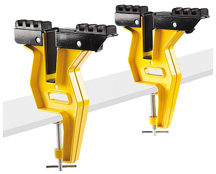 Gelbe Snowboardhalterungen Zwei gelbe Snowboardhalterungen (Board Grip 2.0) mit schwarzer Haltevorrichtung sind auf einer weißen Oberfläche befestigt.