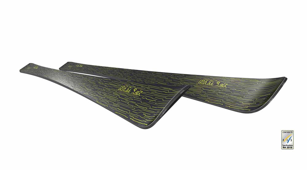 Zwei Ramser SL Ski Zwei Ramser FIS SL Ski mit gelbem Linienmuster auf dunklem Grund. Die Ski sind nebeneinander angeordnet.