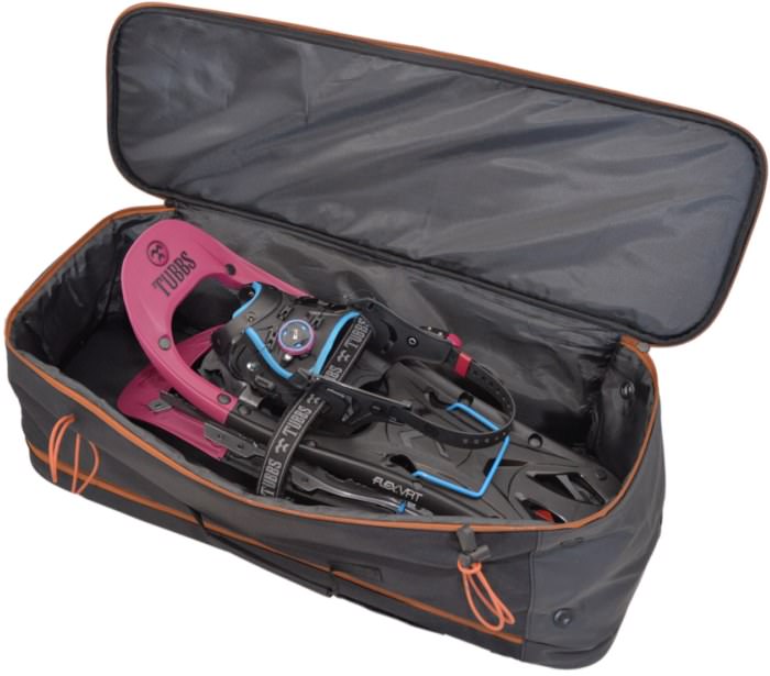 Offener Schneeschuh Rucksack mit pinken Schneeschuhen der Marke Tubbs.