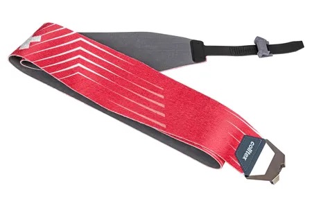 Rot-graues Colltex Lucendro Crystal Techfibre Skifell, gefaltet mit weissen Pfeilen und Clip.