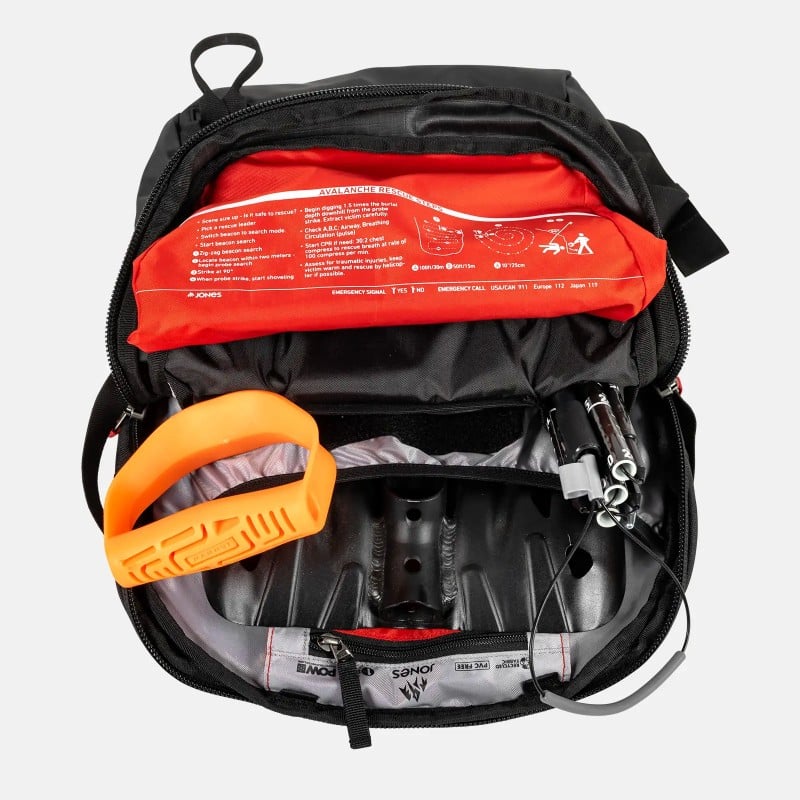 Jones Vue intérieure du sac à dos Deeper Vue intérieure du sac à dos Jones Deeper 19L, ouvert. Équipement de sauvetage en cas d'avalanche et pelle visibles dans le sac à dos.