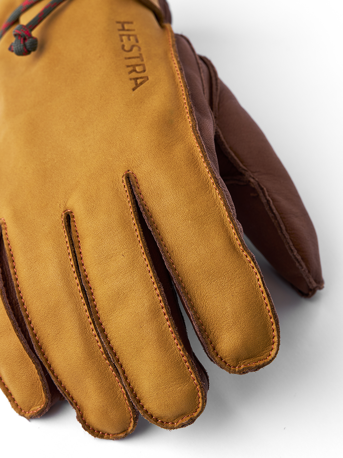 Hestra Wakayama Handschuh Detailansicht: Hestra Wakayama Lederhandschuh, Cork Brown, sichtbare Nähte, Handgelenkschlaufe.