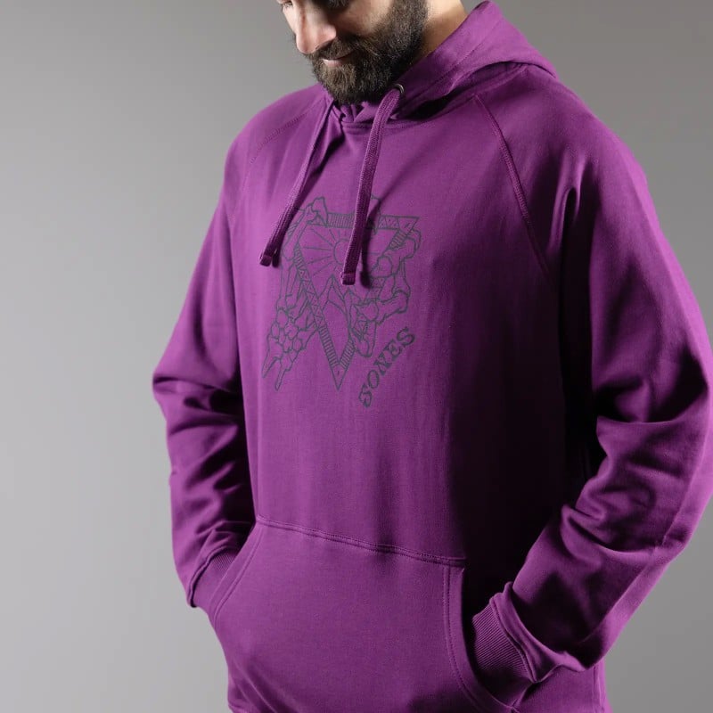 Lila Jones Hoodie Lila Jones Tweaker Organic Cotton Hoodie mit Kapuze und Kängurutasche. Aufdruck mit Dreieck-Motiv auf der Brust.